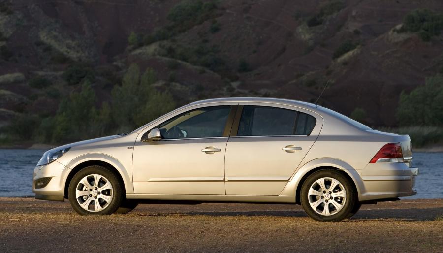 Opel Astra Sedan 2005 года  (фото 13 из 38)